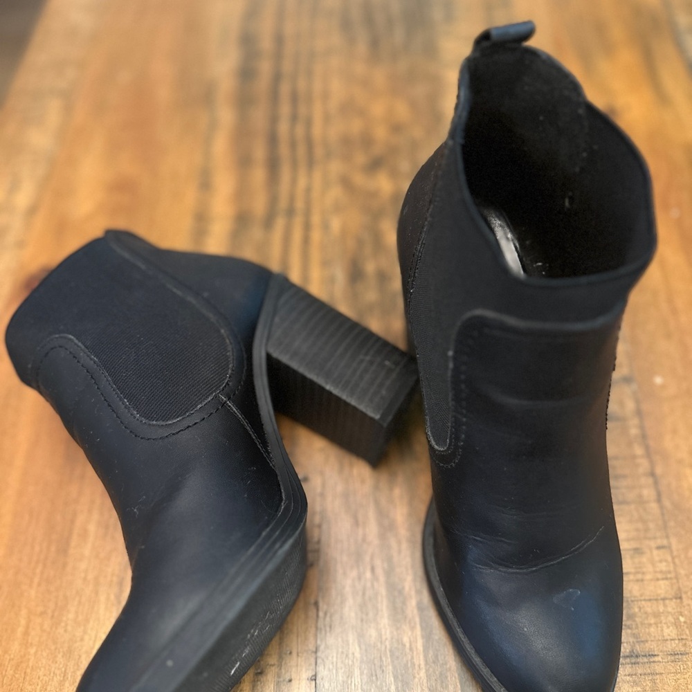 Black Chelsea Ankle Boots with Elastic Panels and Chunky Heel